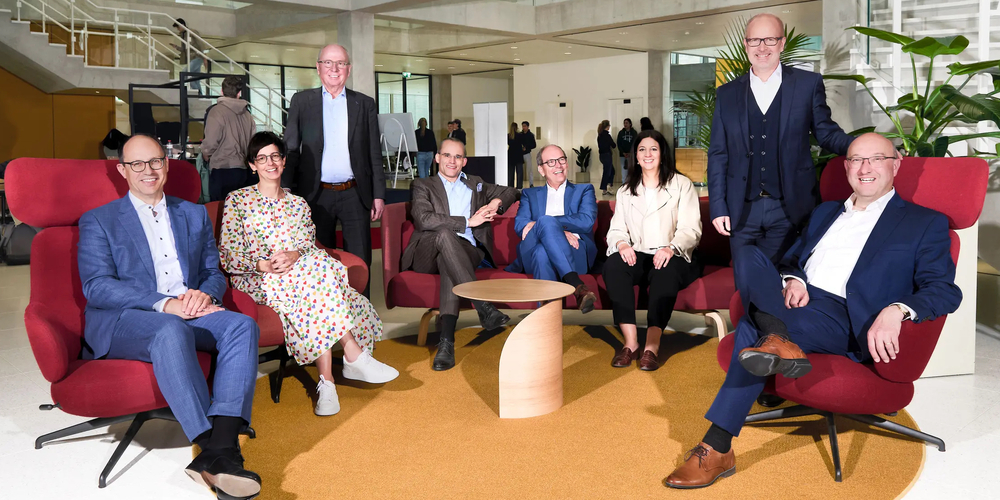 St.Galler Regierungsfoto 2023 im SQUARE der Uni St.Gallen: (v.l.) Marc Mächler, Susanne Hartmann, Fredy Fässler, Staatssekretär Benedikt van Spyk, Bruno Damann, Laura Bucher, Regierungspräsident Stefan Kölliker, Beat Tinner. (Archivbild)