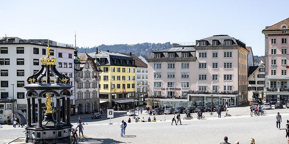 Das Hotel Sonne (links aussen) liegt am Platz vor dem Kloster. (Archivaufnahme)