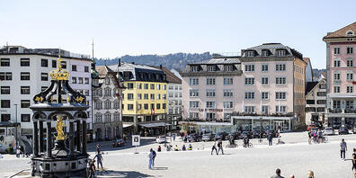 Das Hotel Sonne (links aussen) liegt am Platz vor dem Kloster. (Archivaufnahme)