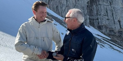 Alt Landammann Dölf Biasotto (rechts) hat das Landessiegel an Landammann Yves Noël Balmer übergeben; eingerahmt vom letzten Schnee im Alpstein.