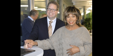 Markus Ernst mit Tina Turner 2014: Der Moment des Knopfdrucks, welcher die Weihnachtsbeleuchtung an der Seestrasse aufleuchten lässt.