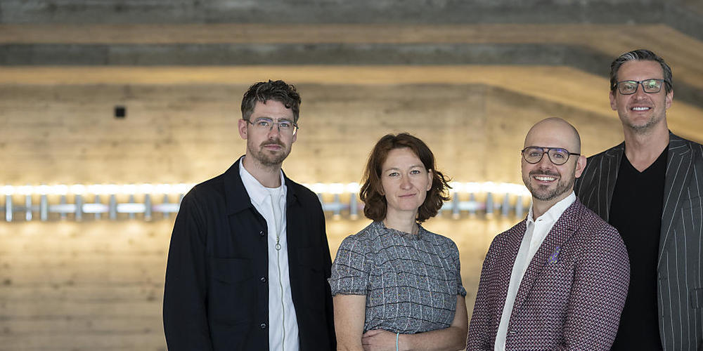Tanzchef Frank Fannar Pedersen, Barbara-David Brüesch, künstlerische Leitung Schauspiel, Direktor Jan Henric Bogen und Chefdirigent Modestas Pitrenas (von links nach rechts) präsentierten das neue Programm von Konzert und Theater St. Gallen.