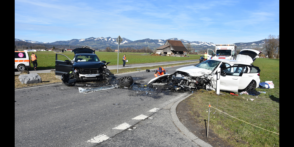 In diesen beiden Autos wurden bei der Frontalkollision mehrere Personen verletzt.