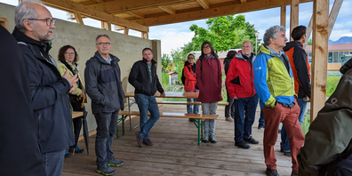 Werner Strub erläutert die ausgeführten Massnahmen zugunsten der natürlichen Vielfalt im NaNu-Garten.