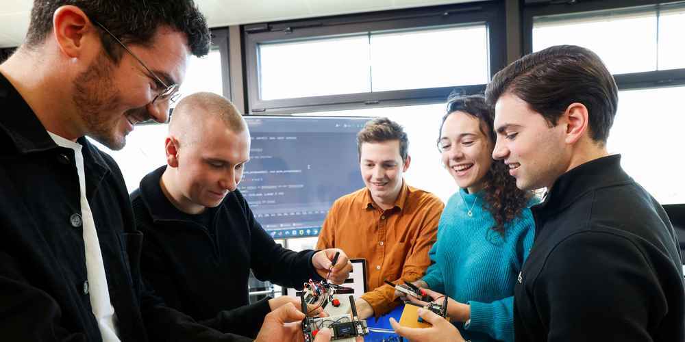 Aus der Praxis, für die Praxis: Angehende Studierende an der OST – Ostschweizer Fachhochschule setzen schon ab dem ersten Semester den gelernten Stoff während den «Industrieprojekten» direkt in die Praxis um. 