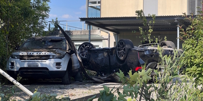 Nach dem Crash kam das Fahrzeug auf dem Dach zu liegen