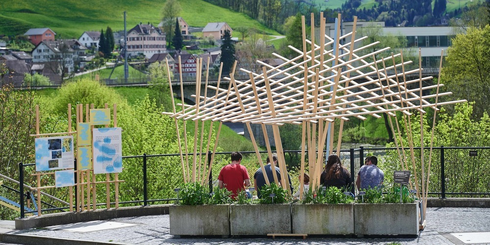 Skulpturen aus Dachlatten gehen auf die Orte ein, stellen Projekte  vor.