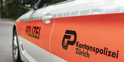 Ein Mann ist Samstagnacht in Kloten beim Überqueren der Gleise von einem Tram erfasst worden. Der 30-Jährige wurde dabei schwer verletzt. (Archivbild)