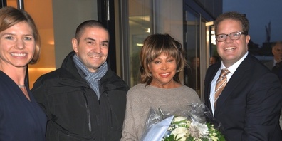 Gemeindeschreiberin Catrina Erb Pola, Franco Aeberhard (Leiter Bereich Sicherheit), Tina Turner und Gemeindepräsident Markus Ernst.
