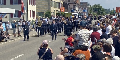Viele Besuchende verfolgten die Parademusik.