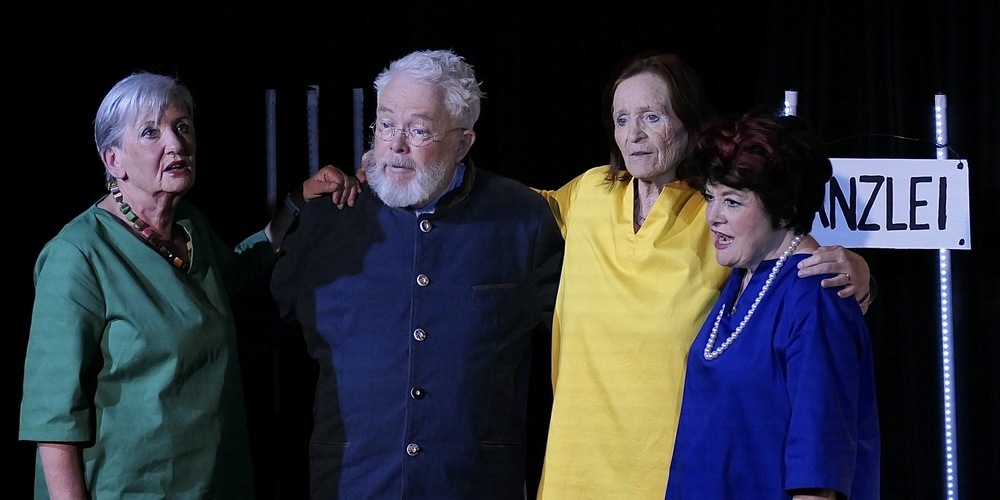 Die drei alten Freundinnen mit Herrn Maximilian