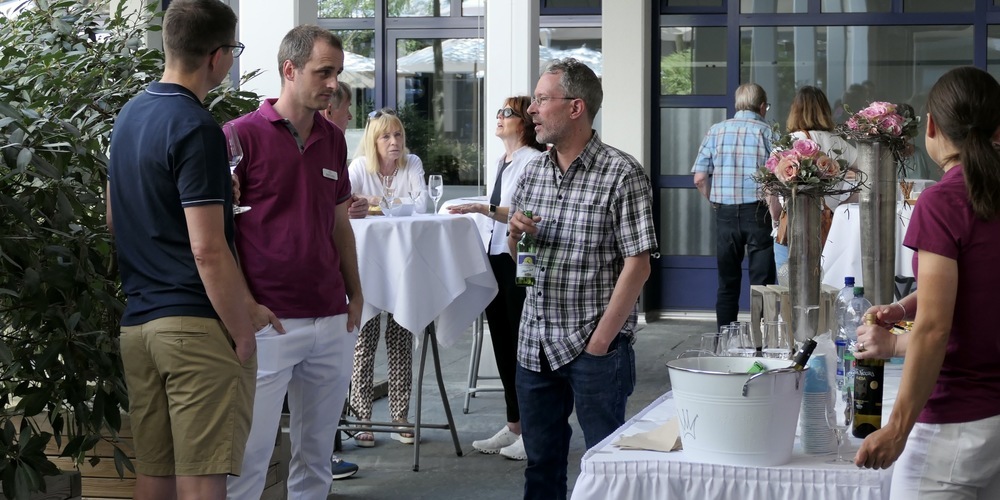 Der Tag der offenen Tür in der Praxis Bartl und Fässler bot auch die Möglichkeit für einen gemütlichen Plausch in den Arkaden des Geschäftshauses Forum