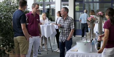 Der Tag der offenen Tür in der Praxis Bartl und Fässler bot auch die Möglichkeit für einen gemütlichen Plausch in den Arkaden des Geschäftshauses Forum