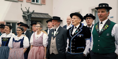 Ausschnitt aus dem Video: Solojodlerin Vroni Fleischmann (dritte von links) wirkt bei der offiziellen Fest-Hymne des Eidgenössischen Jodlerfestes mit.