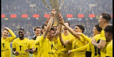 Kollektive Ekstase: Die Young Boys feiern das Double frenetisch.