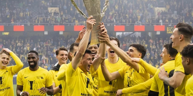 Kollektive Ekstase: Die Young Boys feiern das Double frenetisch.