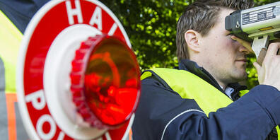 Ein Töfffahrer ist in Rotkreuz mit 60 km/h zu viel in  die Radarfalle getappt. (Symbolbild)