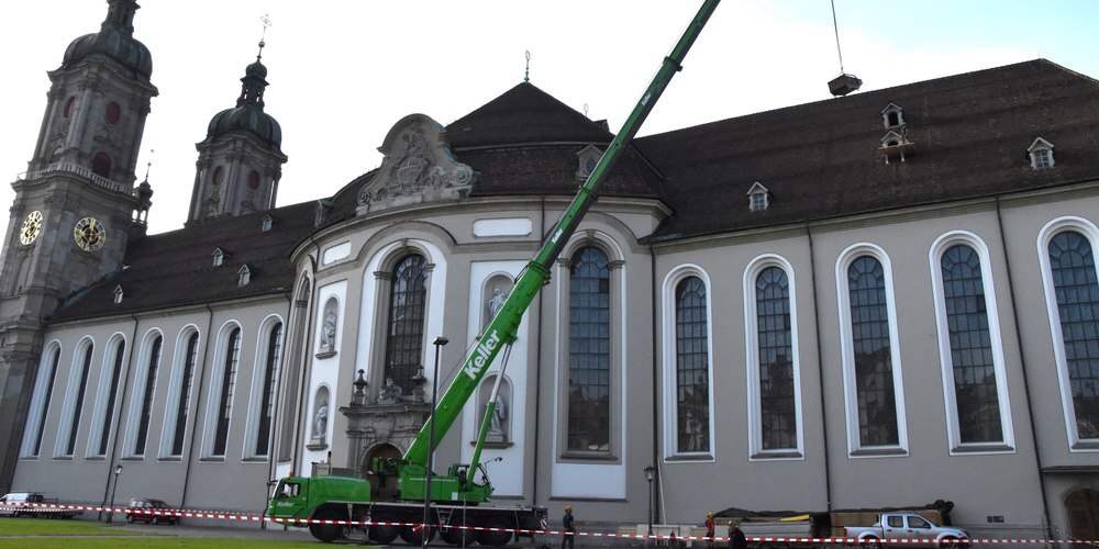 Pneukran vor der Kathedrale St.Gallen. Zuerst wird das alte Holz mit Hilfe einer Mulde aus der Kathedrale befördert.