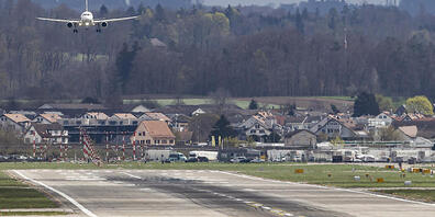 Der Flughafen Zürich spendet Kantonsräten Geld. Der Regierungsrat stört sich nicht an dieser Praxis.  (Archivbild)