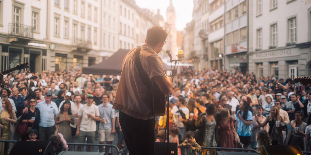 Regionale Stars stimmen in der St.Galler Altstadt auf das OpenAir ein.