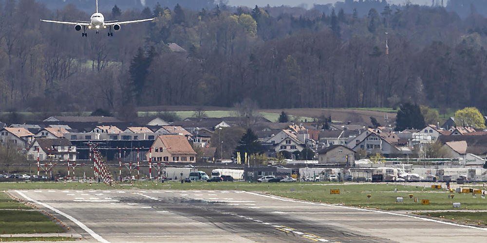 Der Flughafen Zürich spendet kantonalen Parteien Geld. Der Regierungsrat stört sich nicht an dieser Praxis.  (Archivbild)