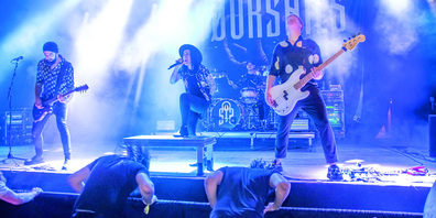 Wer hat noch nicht, wer will nochmal: Headbanging, bei dem der Kopf im Takt der Musik schnell hin und her bewegt wird, stand in den zwei Tagen am Openair Hallau hoch im Kurs.