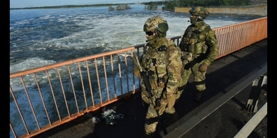 Russische Soldaten patroullieren auf dem Kachowka-Staudamm (Archivbild)