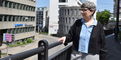 Barbara Hächler, Schulpräsidentin der Flade, blickt zur Liegenschaft an der Schochengasse 6, in der auf zwei Stockwerken zusätzlicher Raum für die Flade gemietet wird.