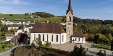 Ist die Kirche noch im Dorf? Bei den Schweizer Katholiken  rumort es medial. (Symbolbild)