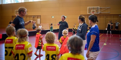 Die drei Kursteilnehmenden führen selber eine Übungsform mit den Demoteams durch und erhalten direktes Feedback von Kursleiter Simon Brechbühler. 