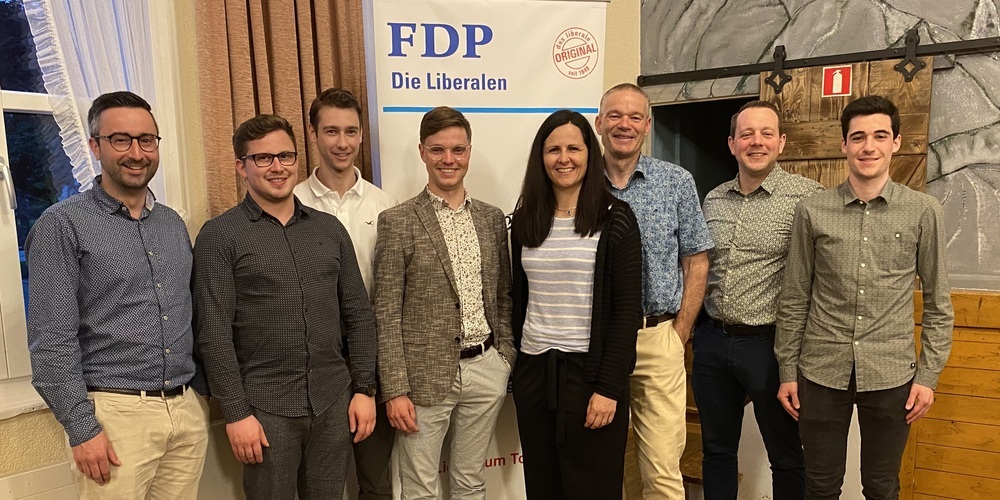 Von links: Johannes Wagner (Aktuar), Silvan Künzle (Nationalratskandidat), Nicolas Stillhard (Wahlstabsleiter), Kantonsrat Ruben Schuler (Präsident), Kantonsrätin Andrea Abderhalden  (Vizepräsidentin), Christof Züger (Nationalratskandidat), Flurin Schmid (Vizepräsident) und Roman Räss (Präsident Jungfreisinnige Toggenburg)