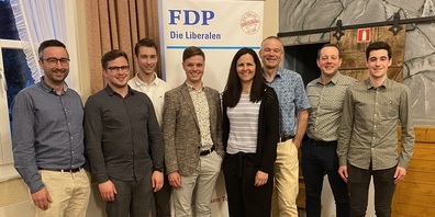 Von links: Johannes Wagner (Aktuar), Silvan Künzle (Nationalratskandidat), Nicolas Stillhard (Wahlstabsleiter), Kantonsrat Ruben Schuler (Präsident), Kantonsrätin Andrea Abderhalden  (Vizepräsidentin), Christof Züger (Nationalratskandidat), Flurin Schmid (Vizepräsident) und Roman Räss (Präsident Jungfreisinnige Toggenburg)