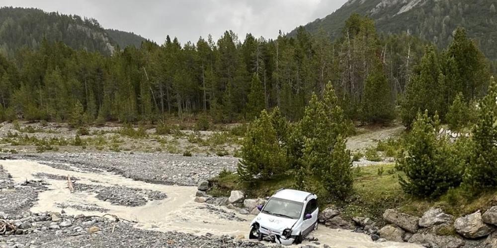 Nach einem Flug von knapp zwanzig Metern landete das Auto am Ofenpass Heck voran in einem Bachbett.