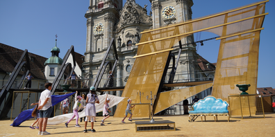 Noch wird gebaut, noch wird geprobt: Einstudierung einer Kinderszene auf der Festspielbühne. 