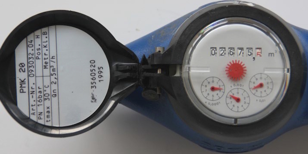 Beispiel eines mechanischen Wasserzählers mit Zählernummer 3560520 (l.) und Zählerstand 2675 m³ (r.).