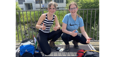 Cheryl Heuberger (l.) und Selina Waser auf ihrem Fussmarsch nach Como. 