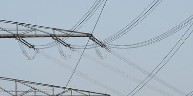 Fünf Bündner Ortschaften waren am Dienstagnachmittag nach einem Unfall mit einem landwirtschaftlichen Fahrzeug ohne Strom. (Symbolbild)