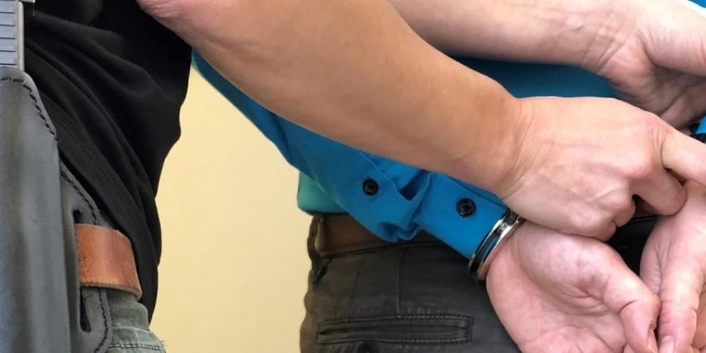 Ein 22-jähriger Mann hat zugegeben, im Juli 2022 die Poststelle in Zizers GR überfallen zu haben. (Symbolbild)