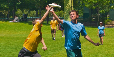 Am 17. Juni 2023 wird auf der Sportwiese des Schulhauses Nauen Frisbee gespielt.