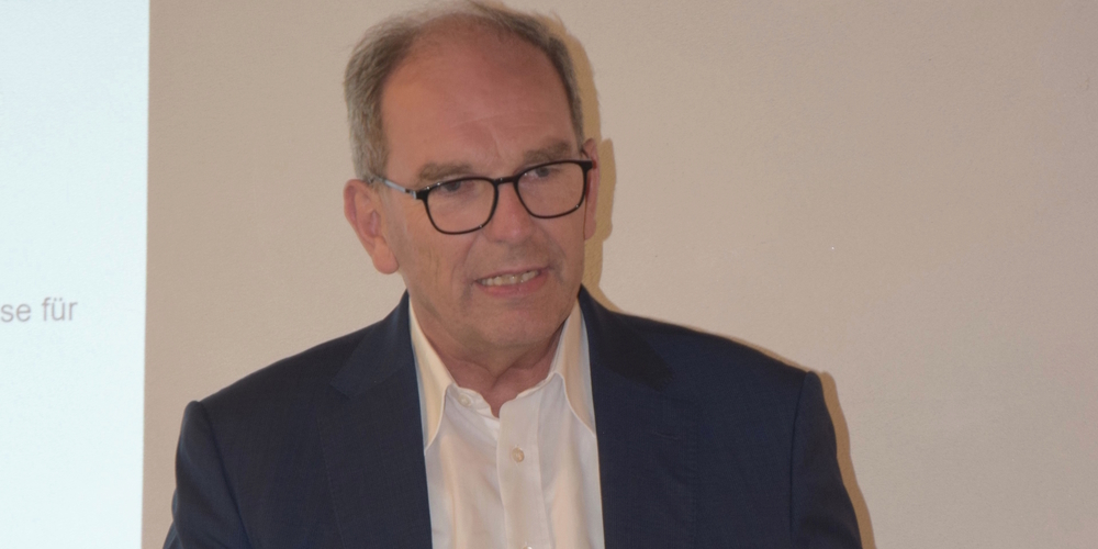 Regierungsrat Bruno Damann informierte zu den drei Spitalvorlagen und unterstrich deren Bedeutung auch fürs Spital Linth.