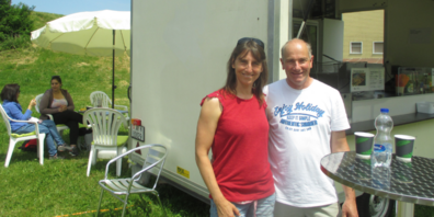 Zur grossen Freude von Wanderinnen und Wanderern sorgen Maja und Markus Maier auf dem Kistenpass am Witzwanderweg für einen Ort der Einkehr.