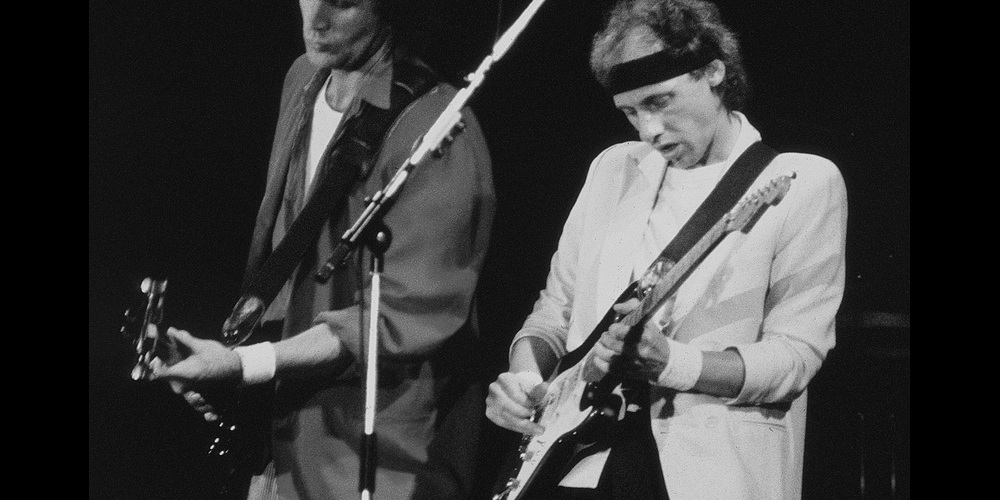 Mark Knopfler (r.) und sein Bassist John Illsley während eines Konzerts in den 1980er-Jahren im Zürcher Hallenstadion. 
