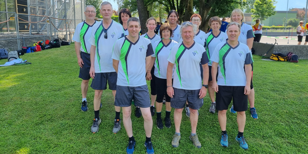 Die Frauen und Männer des TV Rebstein während einer Wettkampfpause am Sport-Fit-Tag in Buchs.