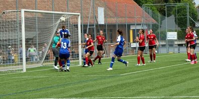 Den Frauen genügt im letzten Spiel ein Remis zum Aufstieg.