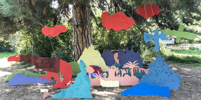 Inspiriert von der farbenfrohen Künstlerin kreieren die Kinder im Workshop von Alexandra Häberli eine Modell-Landschaft.	