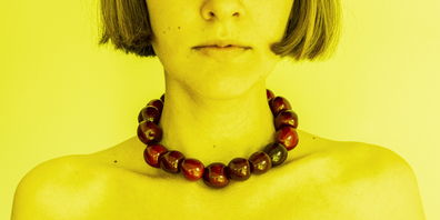 Hanna Grüninger präsentiert «pearls of mine» an der Gruppenausstellung.	