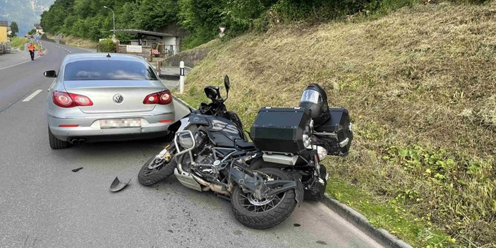 Bremsmanöver zu spät bemerkt: Ein Motorradfahrer fährt bei Unterterzen einem Auto auf. 