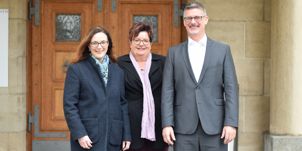 Anette Ziegler, Stellenleiterin der Anlaufstelle «Gesundheitsregion March», Sidonia Bräuchi, Lachner Bezirksrätin, und Armin Kistler, Gemeindepräsident von Reichenburg (v. l.) stehen hinter der neuen Gesundheitsorganisation. (Bild Salome Brenner)