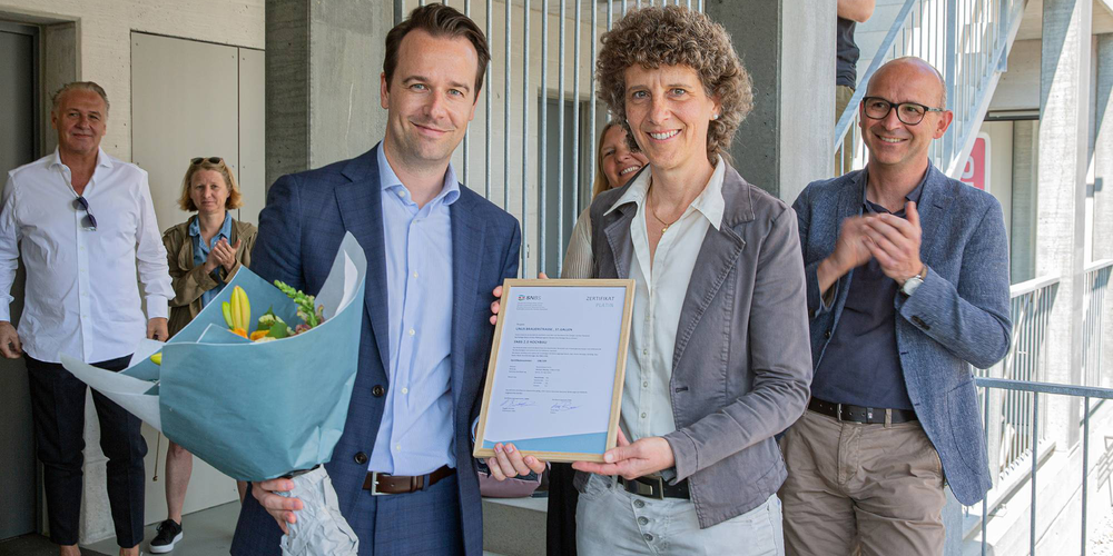Zertifikatsübergabe mit Nicolas Beutler, Portfolio Manager SF Sustainable Property Fund und Angela Birchler, Projektleiterin SNBS, Zertifizierungsorganisation SNBS .