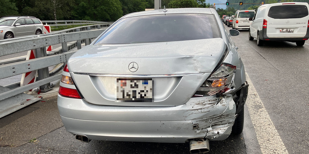 Die Folgen der Auffahrkollision sind deutlich sichtbar.